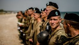 Уже с февраля военнослужащие будут получать повышенную зарплату Уже с февраля военнослужащие будут получать повышенную зарплату